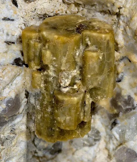 Cordiérite (Mg₂Al₄Si₅O₁₈) : minéral de la famille « silicates (cyclosilicates) », système orthorhombique, dureté 7 à 7,5 (Mohs), couleurs : bleu violet, gris, jaunâtre