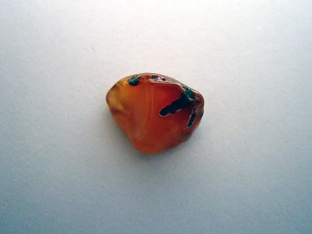 Cornaline (SiO₂) : minéral de la famille « oxydes et hydroxydes », système trigonal, dureté 6,5 à 7 (Mohs), couleurs : orange, rouge orangé, brun rouge