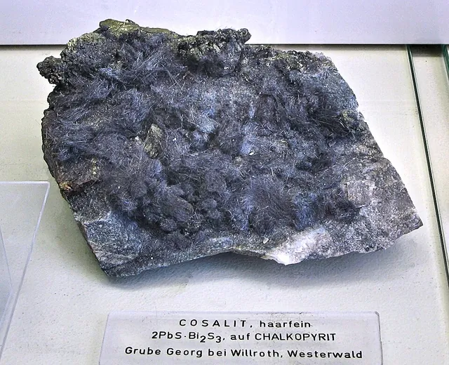 Cosalite (Pb₂Bi₂S₅) : minéral de la famille « sulfures et sulfosels », système orthorhombique, dureté 2,5 à 3 (Mohs), couleurs : gris plomb, gris acier