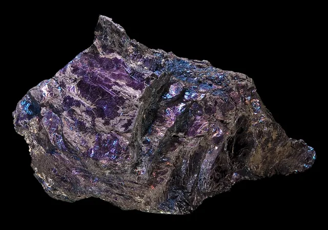 Covellite (CuS) : minéral de la famille « sulfures et sulfosels », système hexagonal, dureté 1,5 à 2 (Mohs), couleurs : bleu indigo, irisations pourpres
