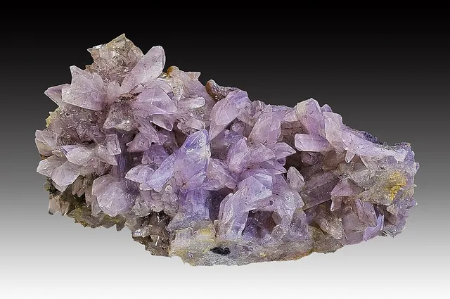 Créedite (Ca₃Al₂(SO₄)(F,OH)₁₀·2H₂O) : minéral de la famille « sulfates, chromates, molybdates et tungstates », système monoclinique, dureté 4 (Mohs), couleurs : incolore, blanc, orange