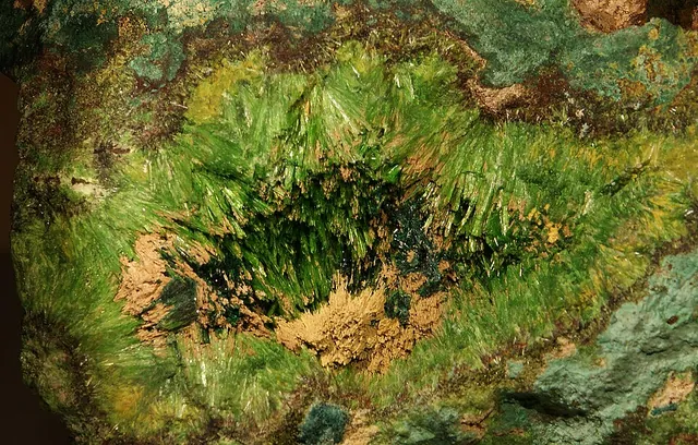 Cuprosklodowskite (Cu(UO₂)₂(SiO₃OH)₂·6H₂O) : minéral de la famille « silicates (nésosilicates) », système triclinique, dureté 4 (Mohs), couleurs : vert émeraude, vert pomme