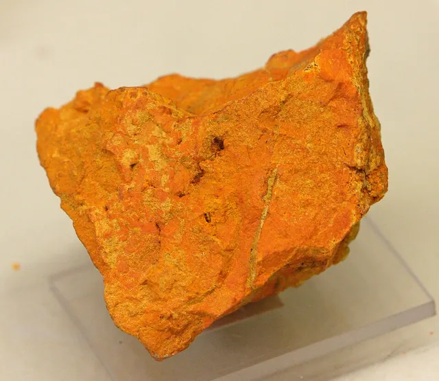 Curite (Pb₃(UO₂)₈O₈(OH)₆·3H₂O) : minéral de la famille « oxydes et hydroxydes », système orthorhombique, dureté 4 à 5 (Mohs), couleurs : orange rouge, rouge brun