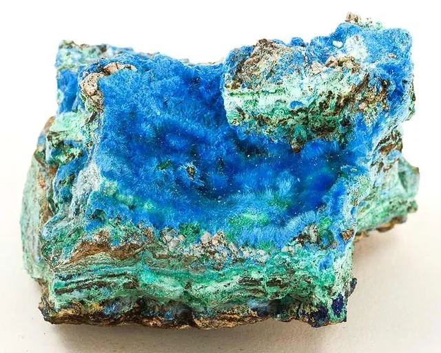 Cyanotrichite (Cu₄Al₂(SO₄)(OH)₁₂·2H₂O) : minéral de la famille « sulfates, chromates, molybdates et tungstates », système orthorhombique, dureté 1 à 3 (Mohs), couleurs : bleu ciel, bleu azur