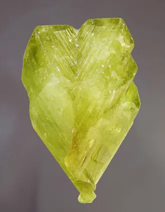 Cymophane (BeAl₂O₄) : minéral de la famille « oxydes et hydroxydes », système orthorhombique, dureté 8,5 (Mohs), couleurs : jaune miel, vert jaune