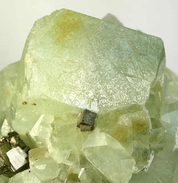 Datolite (CaBSiO₄(OH)) : minéral de la famille « silicates (nésosilicates) », système monoclinique, dureté 5 à 5,5 (Mohs), couleurs : incolore, blanc, vert pâle, jaune pâle