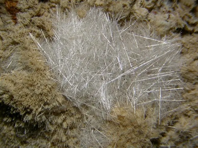 Dawsonite (NaAl(CO₃)(OH)₂) : minéral de la famille « carbonates », système orthorhombique, dureté 3 (Mohs), couleurs : incolore, blanc
