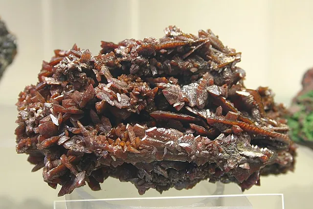 Descloizite (PbZn(VO₄)(OH)) : minéral de la famille « phosphates, arséniates et vanadates », système orthorhombique, dureté 3 à 3,5 (Mohs), couleurs : brun rouge, brun noir, orange