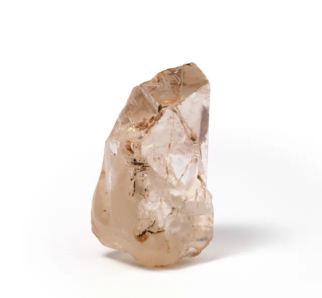 Diamant (C) : minéral de la famille « éléments natifs », système cubique, dureté 10 (Mohs), couleurs : incolore, jaune, brun, gris, bleu, rose