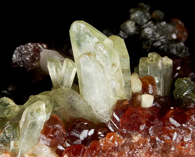 Diopside (CaMgSi₂O₆) : minéral de la famille « silicates (inosilicates) », système monoclinique, dureté 5,5 à 6,5 (Mohs), couleurs : vert clair à vert foncé, incolore, brun