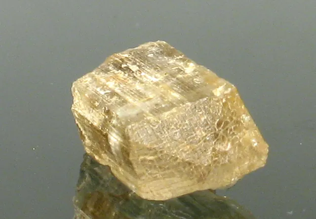 Dipyre ((Na,Ca)₄Al₃₋₆Si₉₋₆O₂₄(Cl,CO₃)) : minéral de la famille « silicates (tectosilicates) », système quadratique, dureté 5 à 6 (Mohs), couleurs : blanc, gris, rosé