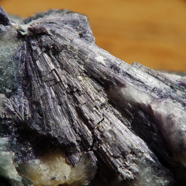 Dumortiérite (Al₇(BO₃)(SiO₄)₃O₃) : minéral de la famille « silicates (nésosilicates) », système orthorhombique, dureté 7 à 8,5 (Mohs), couleurs : bleu, violet, rose brun
