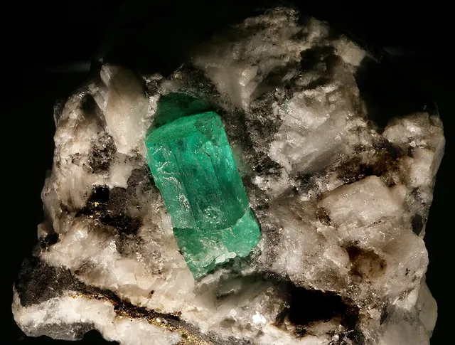 Émeraude (Be₃Al₂Si₆O₁₈) : minéral de la famille « silicates (cyclosilicates) », système hexagonal, dureté 7,5 à 8 (Mohs), couleurs : vert, vert bleuté, vert intense