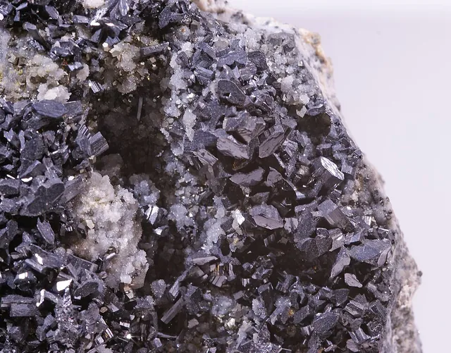 Énargite (Cu₃AsS₄) : minéral de la famille « sulfures et sulfosels », système orthorhombique, dureté 3 (Mohs), couleurs : gris acier, noir