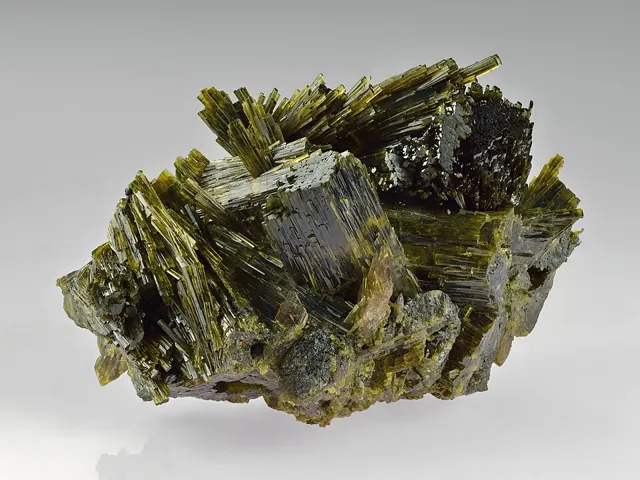 Épidote (Ca₂(Al₂Fe³⁺)(Si₂O₇)(SiO₄)O(OH)) : minéral de la famille « silicates (sorosilicates) », système monoclinique, dureté 6 à 7 (Mohs), couleurs : vert pistache, vert noirâtre, jaune vert