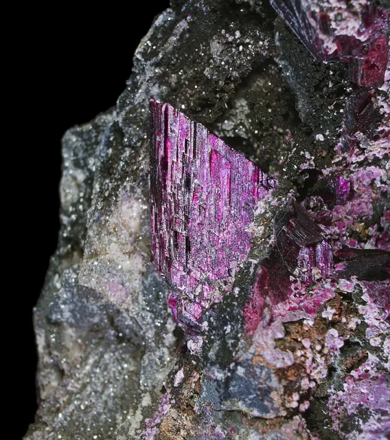 Érythrite (Co₃(AsO₄)₂·8H₂O) : minéral de la famille « phosphates, arséniates et vanadates », système monoclinique, dureté 1,5 à 2,5 (Mohs), couleurs : rose, rouge pourpre