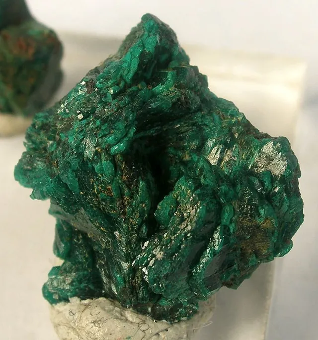 Euchroïte (Cu₂(AsO₄)(OH)·3H₂O) : minéral de la famille « phosphates, arséniates et vanadates », système orthorhombique, dureté 3,5 à 4 (Mohs), couleurs : vert émeraude