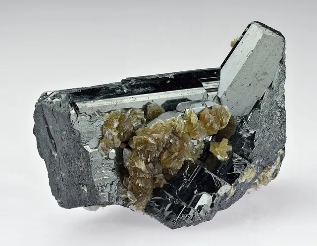 Ferbérite (FeWO₄) : minéral de la famille « sulfates, chromates, molybdates et tungstates », système monoclinique, dureté 4 à 4,5 (Mohs), couleurs : noir