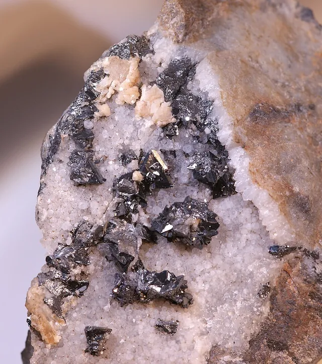 Freibergite ((Ag,Cu,Fe)₁₂(Sb,As)₄S₁₃) : minéral de la famille « sulfures et sulfosels », système cubique, dureté 3,5 à 4 (Mohs), couleurs : gris acier, noir
