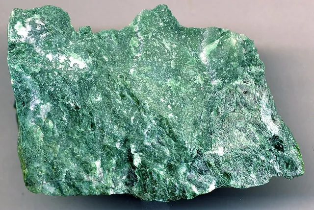Fuchsite (K(Al,Cr)₂(AlSi₃O₁₀)(OH)₂) : minéral de la famille « silicates (phyllosilicates) », système monoclinique, dureté 2,5 à 3 (Mohs), couleurs : vert émeraude, vert vif