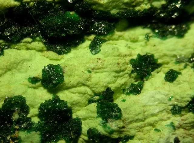 Gaspéite ((Ni,Mg,Fe)CO₃) : minéral de la famille « carbonates », système trigonal, dureté 4,5 à 5 (Mohs), couleurs : vert pomme, vert jaune