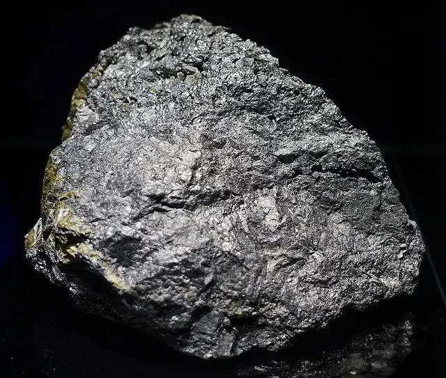 Gersdorffite (NiAsS) : minéral de la famille « sulfures et sulfosels », système cubique, dureté 5,5 (Mohs), couleurs : blanc argent, gris acier