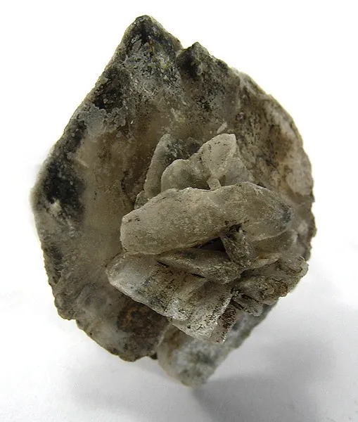 Glaubérite (Na₂Ca(SO₄)₂) : minéral de la famille « sulfates, chromates, molybdates et tungstates », système monoclinique, dureté 2,5 à 3 (Mohs), couleurs : gris, jaunâtre, incolore