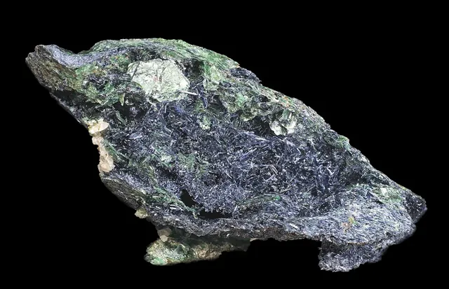 Glaucophane (Na₂(Mg₃Al₂)Si₈O₂₂(OH)₂) : minéral de la famille « silicates (inosilicates) », système monoclinique, dureté 5 à 6 (Mohs), couleurs : bleu gris, bleu lavande, bleu noir
