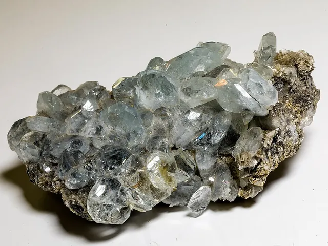 Goshénite (Be₃Al₂Si₆O₁₈) : minéral de la famille « silicates (cyclosilicates) », système hexagonal, dureté 7,5 à 8 (Mohs), couleurs : incolore, blanc