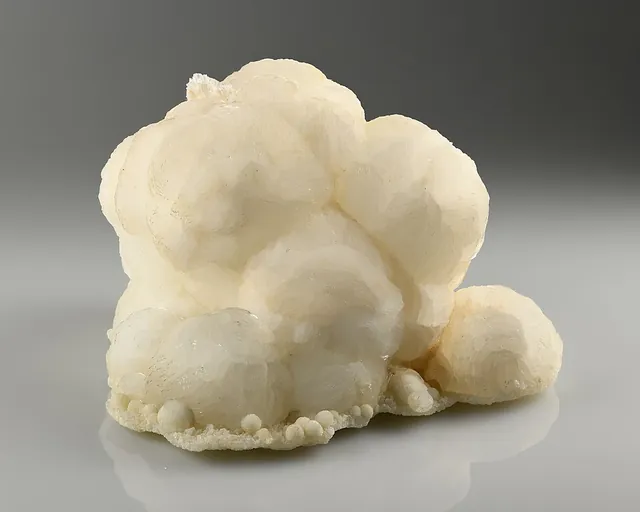 Gyrolite (Ca₄Si₆O₁₅(OH)₂·3H₂O) : minéral de la famille « silicates (phyllosilicates) », système triclinique, dureté 3 à 4 (Mohs), couleurs : blanc, incolore