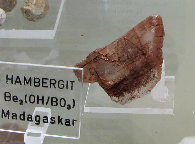 Hambergite (Be₂BO₃(OH)) : minéral de la famille « borates », système orthorhombique, dureté 7,5 (Mohs), couleurs : incolore, blanc, jaunâtre