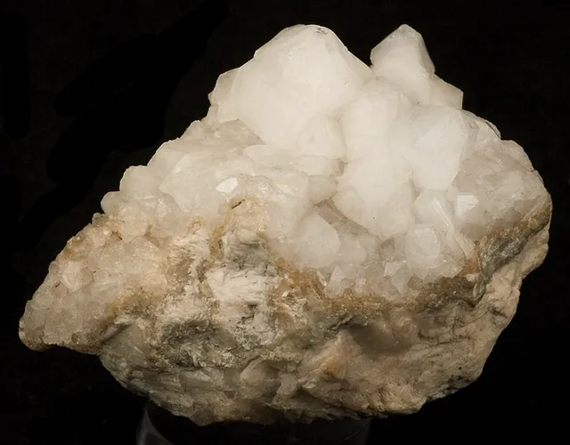 Harmotome (Ba₂(Si₁₂Al₄)O₃₂·12H₂O) : minéral de la famille « silicates (tectosilicates) », système monoclinique, dureté 4,5 (Mohs), couleurs : blanc, incolore, jaunâtre