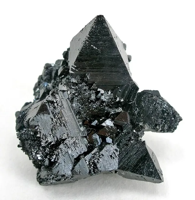 Hausmannite (Mn₃O₄) : minéral de la famille « oxydes et hydroxydes », système quadratique, dureté 5,5 (Mohs), couleurs : noir brunâtre