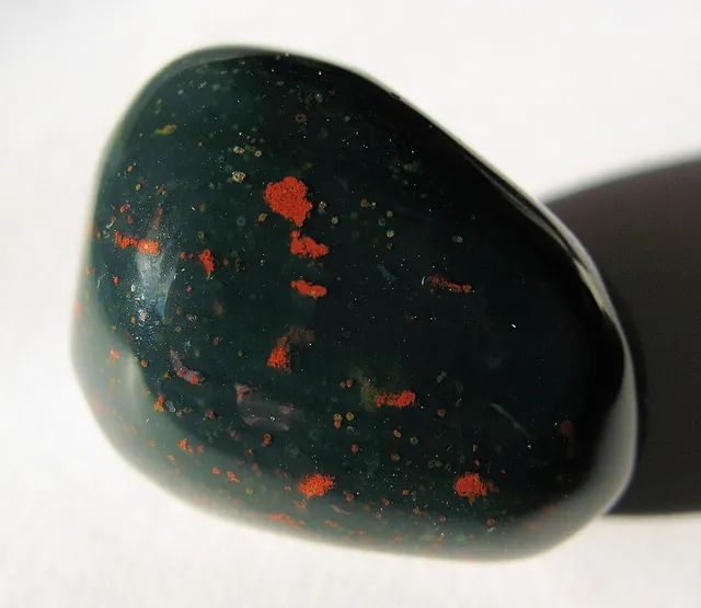 Héliotrope (SiO₂) : minéral de la famille « oxydes et hydroxydes », système trigonal, dureté 6,5 à 7 (Mohs), couleurs : vert foncé à taches rouges