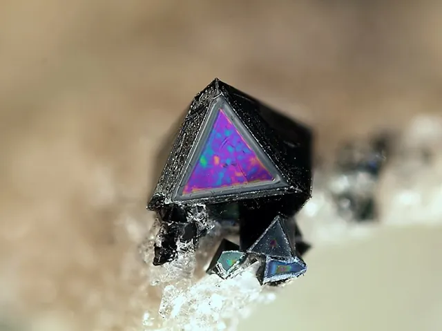 Hercynite (FeAl₂O₄) : minéral de la famille « oxydes et hydroxydes », système cubique, dureté 7,5 à 8 (Mohs), couleurs : noir, vert noirâtre