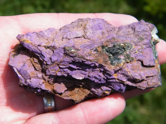 Hétérosite (FePO₄) : minéral de la famille « phosphates, arséniates et vanadates », système orthorhombique, dureté 4 à 4,5 (Mohs), couleurs : violet pourpre, brun (altérée)