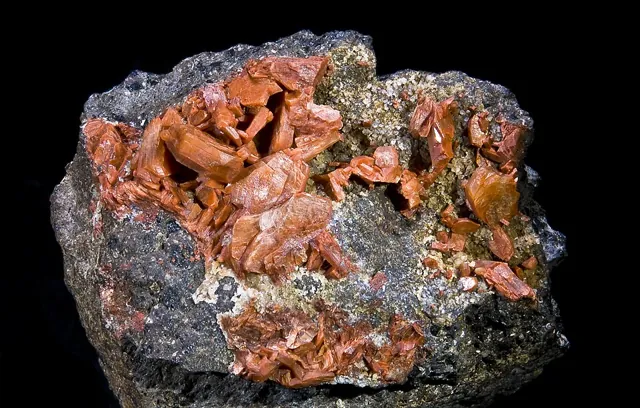 Heulandite ((Ca,Na)₂₋₃Al₃(Al,Si)₂Si₁₃O₃₆·12H₂O) : minéral de la famille « silicates (tectosilicates) », système monoclinique, dureté 3 à 3,5 (Mohs), couleurs : incolore, blanc, rose, rouge brique