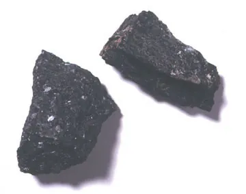 Hornblende (Ca₂(Mg,Fe,Al)₅(Si,Al)₈O₂₂(OH)₂) : minéral de la famille « silicates (inosilicates) », système monoclinique, dureté 5 à 6 (Mohs), couleurs : noir, vert foncé, brun