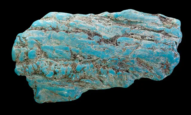 Howlite (Ca₂B₅SiO₉(OH)₅) : minéral de la famille « borates », système monoclinique, dureté 3,5 (Mohs), couleurs : blanc, gris