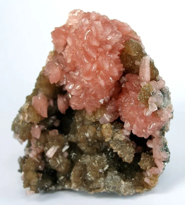 Hureaulite (Mn₅(PO₃OH)₂(PO₄)₂·4H₂O) : minéral de la famille « phosphates, arséniates et vanadates », système monoclinique, dureté 3,5 (Mohs), couleurs : rose orangé, rose violacé, brun
