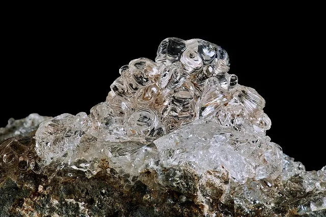 Hyalite (SiO₂·nH₂O) : minéral de la famille « oxydes et hydroxydes », système amorphe, dureté 5,5 à 6 (Mohs), couleurs : incolore, blanc bleuté