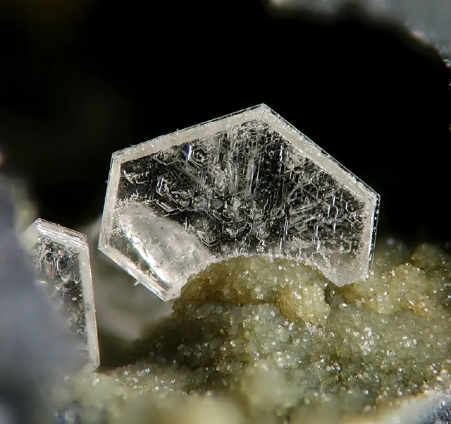 Hydrocérusite (Pb₃(CO₃)₂(OH)₂) : minéral de la famille « carbonates », système trigonal, dureté 3,5 (Mohs), couleurs : blanc, incolore
