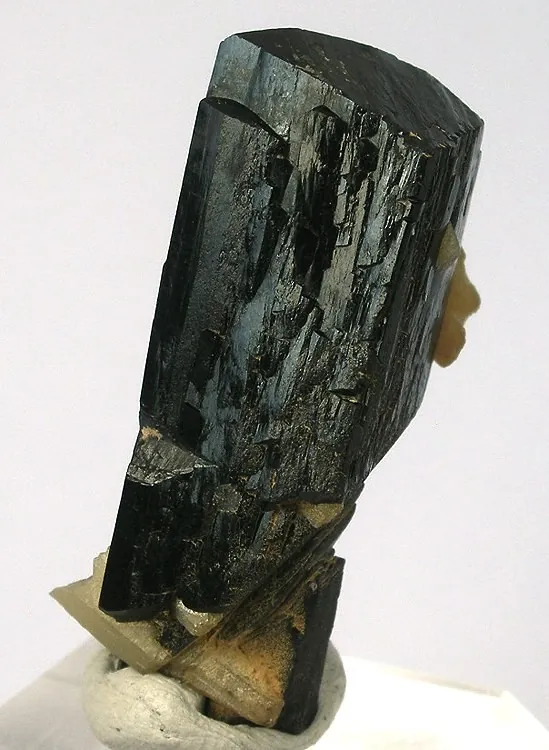 Ilvaïte (CaFe²⁺₂Fe³⁺Si₂O₇O(OH)) : minéral de la famille « silicates (sorosilicates) », système orthorhombique, dureté 5,5 à 6 (Mohs), couleurs : noir, brun noir