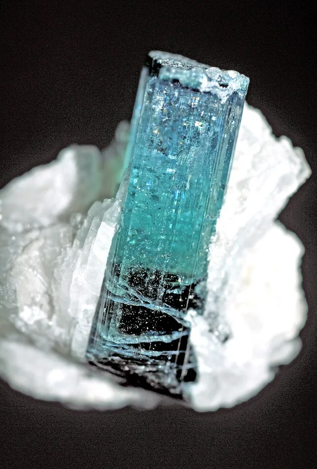Indicolite (Na(Li,Al)₃Al₆(BO₃)₃Si₆O₁₈(OH)₄) : minéral de la famille « silicates (cyclosilicates) », système trigonal, dureté 7 à 7,5 (Mohs), couleurs : bleu, bleu vert