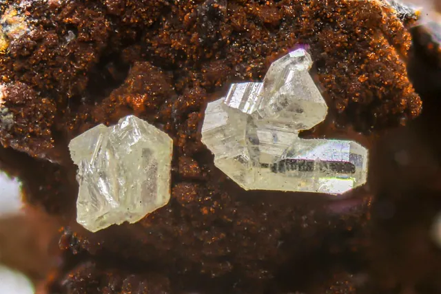 Iodargyrite (AgI) : minéral de la famille « halogénures », système hexagonal, dureté 1 à 2 (Mohs), couleurs : jaune, incolore, vert