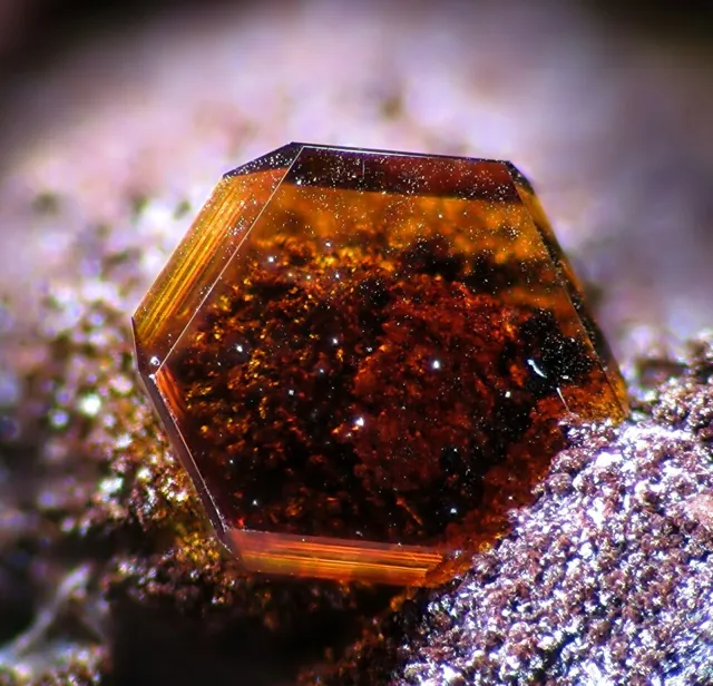 Jarosite (KFe₃(SO₄)₂(OH)₆) : minéral de la famille « sulfates, chromates, molybdates et tungstates », système trigonal, dureté 2,5 à 3,5 (Mohs), couleurs : jaune ocre, brun jaune, brun