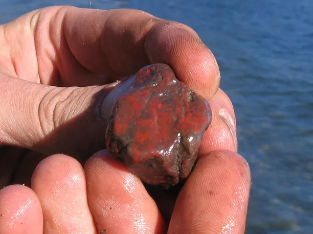 Jaspe (SiO₂) : minéral de la famille « oxydes et hydroxydes », système trigonal, dureté 6,5 à 7 (Mohs), couleurs : rouge, brun, jaune, vert