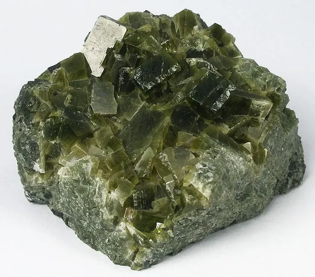 Johannsénite (CaMnSi₂O₆) : minéral de la famille « silicates (inosilicates) », système monoclinique, dureté 6 (Mohs), couleurs : brun vert, gris vert