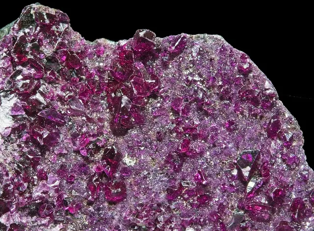 Kämmererite ((Mg,Fe)₅(Al,Cr)(AlSi₃O₁₀)(OH)₈) : minéral de la famille « silicates (phyllosilicates) », système monoclinique, dureté 2 à 2,5 (Mohs), couleurs : violet, rose pourpre