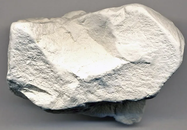 Kaolinite (Al₂Si₂O₅(OH)₄) : minéral de la famille « silicates (phyllosilicates) », système triclinique, dureté 2 à 2,5 (Mohs), couleurs : blanc, crème, jaunâtre